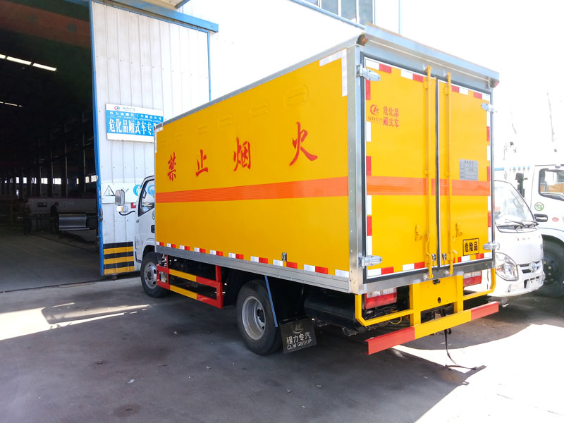 多利卡4.1米(3.4噸)雜項(xiàng)危險(xiǎn)品廂式車(chē)