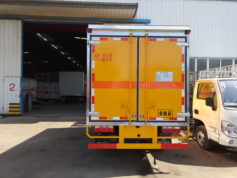 多利卡4.1米(3.4噸)雜項(xiàng)危險(xiǎn)品廂式車(chē)