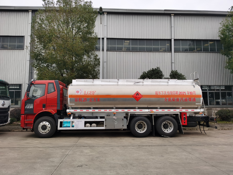 國(guó)六解放后八鋁合金油罐車(chē)