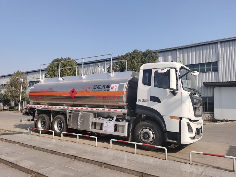 國(guó)六天龍后八輪油罐車