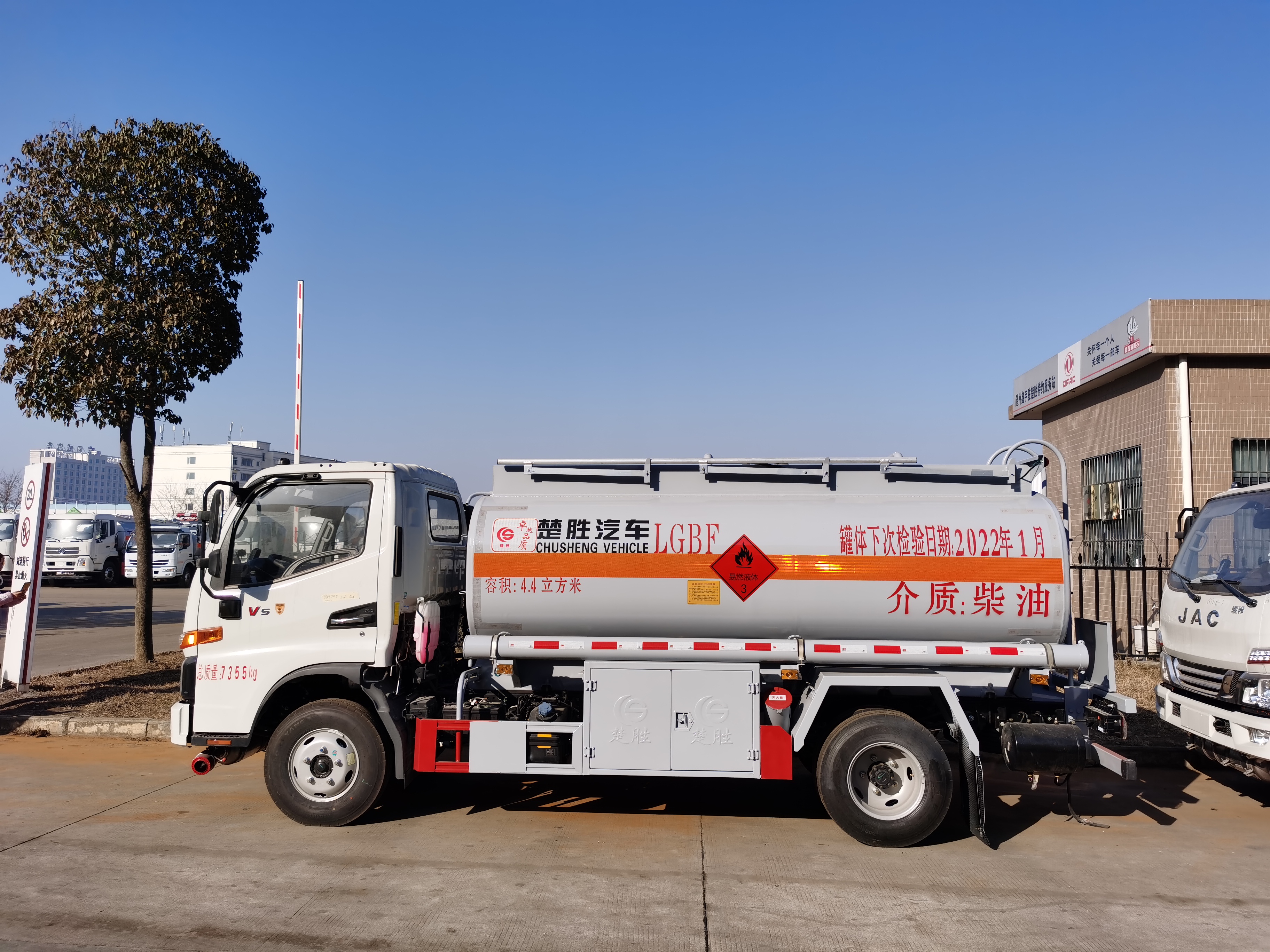 江淮5噸柴汽油介質油罐車